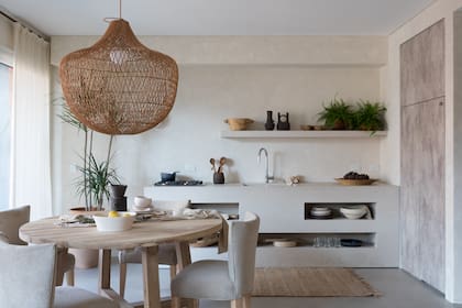 Para que la cocina pasara lo más desapercibida posible, habla un lenguaje nada disonante con el living. El mueble revestido en Dekton no está reñido con un horno: se hizo de este tamaño para la feria. 