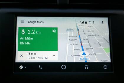 Para que los mapas de Google funcionen en forma óptima el teléfono requiere una conexión a Internet, aunque es posible descargar en forma manual los mapas de la zona por donde nos moveremos