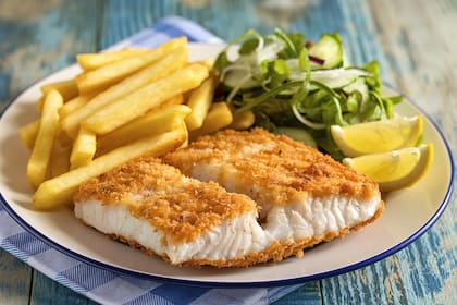 Para que no se humedezca el rebozado conviene dejar reposar las piezas sobre una rejilla cuando salen del aceite