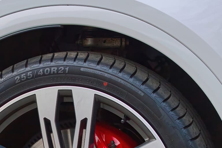 Para qué sirve el punto rojo de los neumáticos de los autos