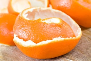 Cáscaras de naranja: para qué sirve aplicar esta fórmula secreta en el microondas