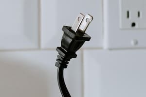 Para qué sirven los dos agujeros de los enchufes