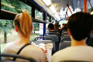 ¿Para qué sirven los puntos negros en las ventanillas del colectivo?