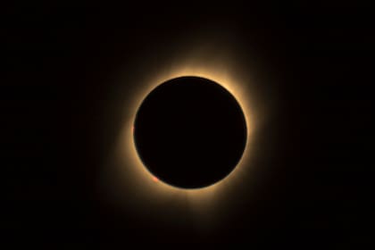 Para que un Eclipse Solar Anular ocurra la Luna tiene que estar en su parte más lejana de la Tierra (Pexels/Drew Rae)