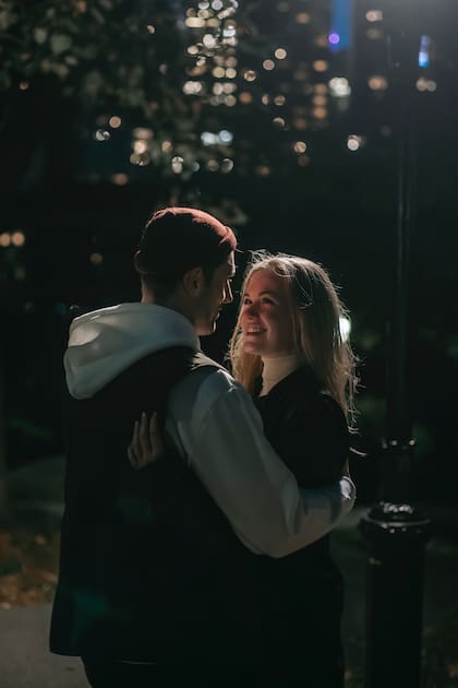 Para que una pareja sea sana y perdure en el tiempo, se deben construir a diario enamoramiento y amor: los dos juntos, de la mano