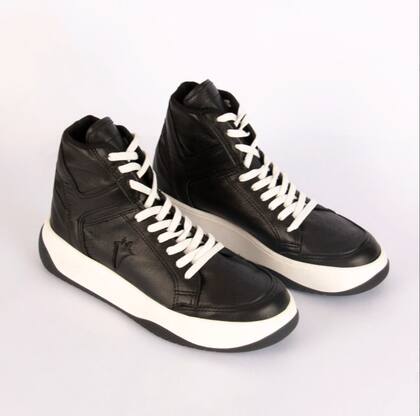 Para quienes prefieren el formato botita, un modelo de cuero.