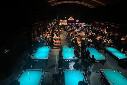 Para quienes prefieren moverse un poco en Jobs también hay mesas de pool y torneos de Daytona