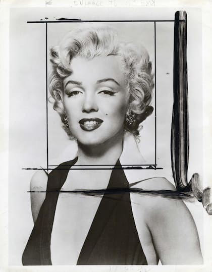Para realizar su retrato, Warhol se inspiró en una fotografía publicitaria de Marilyn de la película Niágara, de 1953