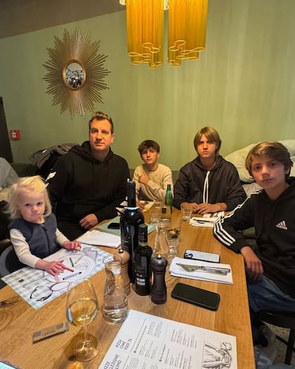 Para recargar energías, la familia se sentó a comer en un restuarante (Foto: Instagram @danielachristiansson)