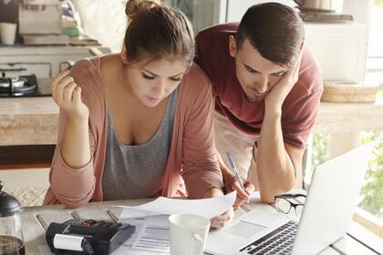 Para recibir el dinero lo antes posible, el IRS recomienda presentar la declaración electrónicamente y optar por el depósito directo. Foto: Archivo.