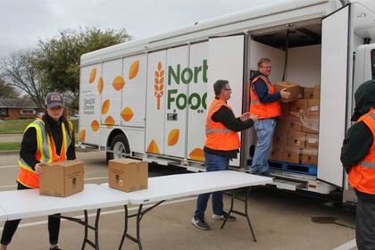 Para recibir las canastas de NTFB No es necesario registrarse, pero es obligatorio llegar en un vehículo (North Texas Food Bank)