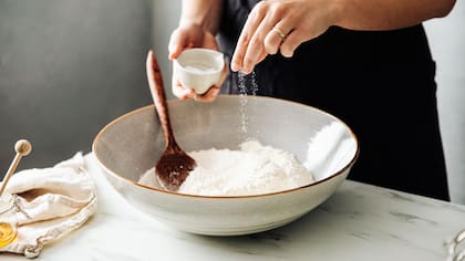 Para reducir el consumo de sal, los especialistas recomiendan quitar el salero de la mesa.