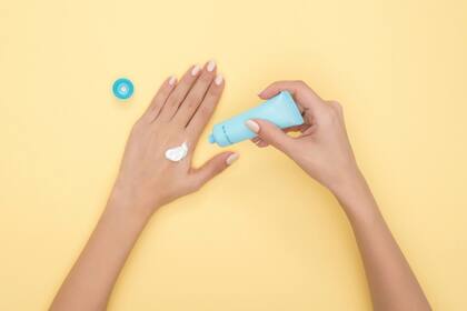 Para reducir el impacto de la radiación ultravioleta que recibe la piel se debe utilizar diariamente protector solar. Foto: Pexels
