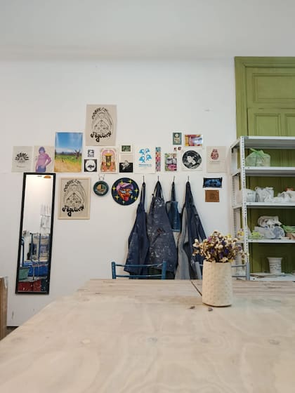 Para reducir el uso de pantallas, los jóvenes encuentran muchas veces la solución en prácticas manuales como la costura, cerámica entre otros