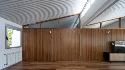 Para reforzar la iluminación natural, se quebraron los niveles del techo, dejando ingresar luz cenital.