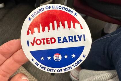 Para registrarse como votante en Nueva York es necesario: ser ciudadano estadounidense, tener 18 años cumplidos para el día de la elección, residir en el estado y condado al menos 30 días antes de los comicios, y no estar en prisión por delito grave