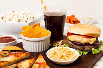 Para regular la retención de líquidos, es importante limitar el consumo de sodio y de alimentos que lo contengan camuflado, como son los ultraprocesados, enlatados y en conserva, embutidos y quesos grasos