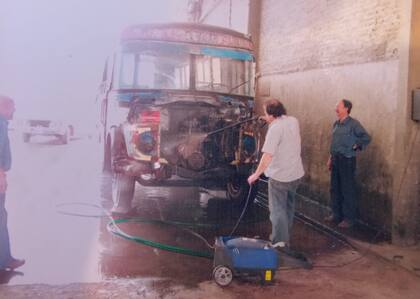 Para remover el viejo motor había que, primero, limpiar todo el musgo que lo cubría. Además la estructura, de industria argentina, tenía unos años (es modelo '81).