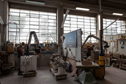 Para reponer alguna pieza, el mármol se trabaja previamente con máquinas, pero luego es imprescindible la intervención manual de calificados escultores