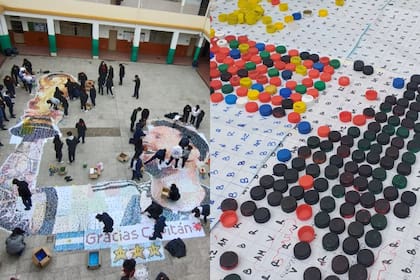 Para representar el retrato de Leo Messi, los alumnos llevaron a cabo un meticuloso trabajo con las tapitas