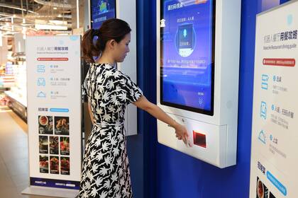 Para reservar una mesa también se usa una computadora; todo se controla con el teléfono y códigos QR