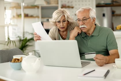 Para revertir una transferencia bancaria errónea, se debe contactar al receptor involuntario o al banco