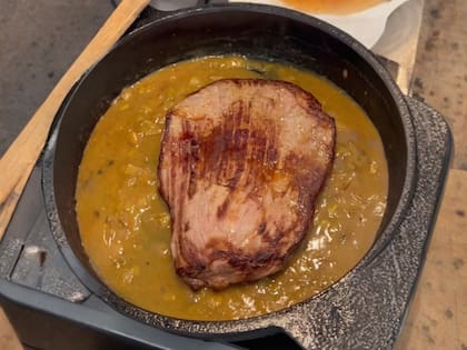 Para Royo, cocinar vacío a la plancha solo funciona si antes se separan los músculos del vacío, limpiándolos bien y se quita la membrana