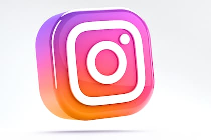 Para saber si alguien tiene acceso a tu cuenta lo primero que tenés que hacer es verificar qué dispositivos han iniciado sesión con tu correo o número registrado en Instagram