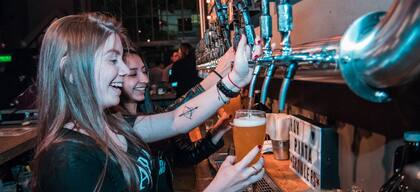 Para sacar el máximo provecho de la noche, lo ideal es planificar con anticipación y organizar un recorrido para participar y probar las opciones disponibles.