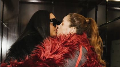 Para salir del clóset, Brenda Biya subió una foto besando a su novia.