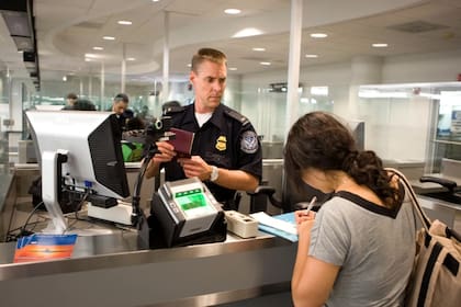 Para salir y volver a entrar de manera legal con un ajuste de estatus pendiente, el solicitante debe contar con una autorización llamada Advance Parole (Formulario I-131)