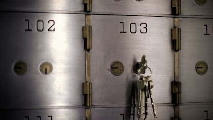 Para saquear la bóveda, los ladrones debieron superar sensores de calor y de movimiento además de superar una cerradura con más de 100 millones de combinaciones posibles. Forzaron más de 123 de las 160 cajas de seguridad