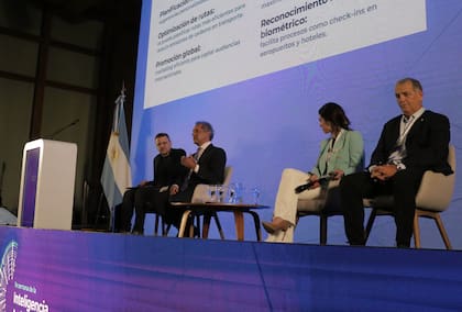 Para Scioli y Martínez, la sociedad está atravesando un “proceso irreversible” y la introducción de la IA en el turismo es indispensable