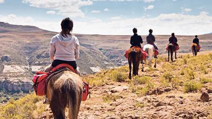 Para sentirse un poco como San Martín, andar a caballo entre montañas puede ser un gran plan