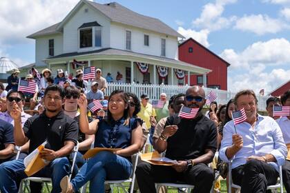 Para ser elegible a obtener la ciudadanía americana, el solicitante debe cumplir con pruebas y requisitos