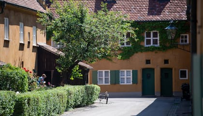 Para ser residente es necesario ser católico, haber vivido en Augsburgo al menos dos años y demostrar una situación de necesidad económica