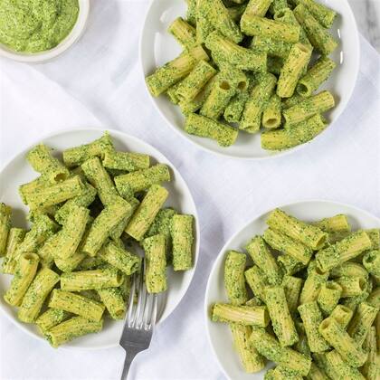 Para servir la pasta con kale se recomienda agregar un chorrito extra de aceite de oliva y el resto del queso rallado