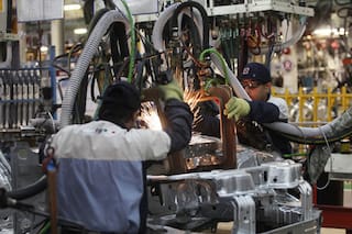 La devaluación mejora exportaciones de autos pero golpea las ventas internas