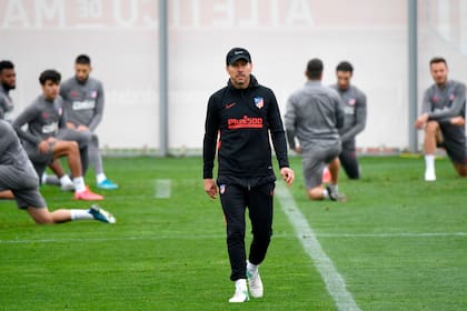 Simeone, en un ámbito que disfruta: entrenando a sus futbolistas en la Ciudad Deportiva de Atlético de Madrid