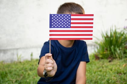 Para solicitar la consideración de DACA, como solicitud inicial o para renovación, se debe presentar el Formulario I-821D ante el Uscis