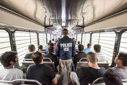 Para solicitar una suspensión de la deportación, se deben cumplir con ciertos requisitos y proporcionar pruebas que justifiquen la petición