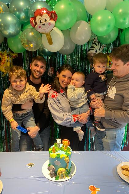 Para soplar las velitas, Fermín contó con la ayuda de sus primos y tíos.