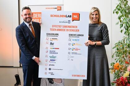 Para su actividad de esta semana, la reina Máxima llevó un vestido midi cuello cerrado en color gris (Foto: Instagram @koninklijkhuis)