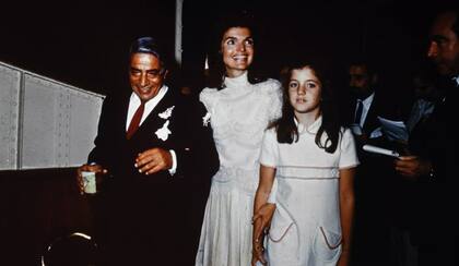 Para su boda con Aristóteles Onassis, Jackie Kennedy solo confiana en su amigo y confidente, Valentino Garavani. En 1968 quien fuera primera dama de los Estados Unidos pidió un vestido corto de encaje color marfil. Un diseño sin mangas y con falda tableada