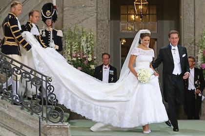 A Princesa Madeleine da Suécia também confiou em Valentino Garavani para seu casamento com Chris O'Neill em 8 de junho de 2011. Era um desenho de organza de seda plissado embelezado com apliques de renda Chantilly, corpete bordado, decote em barco, mangas curtas e saia volumosa com cauda de quatro metros.
