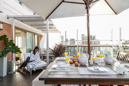 Para su casa, la arquitecta Viviana Dabul diseñó una terraza con aires veraniegos para aprovechar todo el año. Una atmósfera minimalista con ambientes diferenciados que dialogan entre sí.