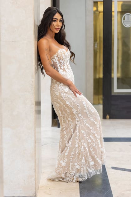 Para su casamiento, Laia eligió un vestido hecho a medida con transparencias y bordados de Agatha, una casa de novias de Buenos Aires. Los zapatos, nude y, como accesorios, un bolerito y una cartera haciendo juego.