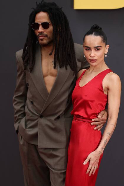 Para su debut como directora en un estreno mundial, Zoë Kravitz contó con el apoyo de su famoso papá: el cantante y compositor Lenny Kravitz. La dupla demostró por qué están siempre en el centro de la escena: ella lució un vestido de Saint Laurent y él optó por un traje gris de saco cruzado, sin nada debajo
