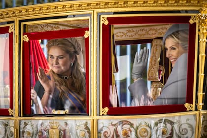 Para su debut en el Día del Príncipe, Amalia llevó un juego de joyas muy especial para la Casa Orange: las esmeraldas de la reina Guillermina, que les fueron regaladas en 1899 por su madre, la reina Emma. El conjunto incluye además una majestuosa tiara que suele usar Máxima