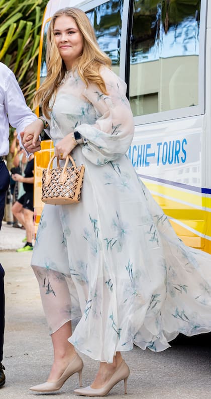 Para su desembarco en la isla de Bonaire eligió un diseño vaporoso de la firma Natan, la favorita de Máxima, que combinó con stilettos Gianvito Rossi y minibag de cuero en sepia con herrajes de metal plateado, de Marina Raphael.